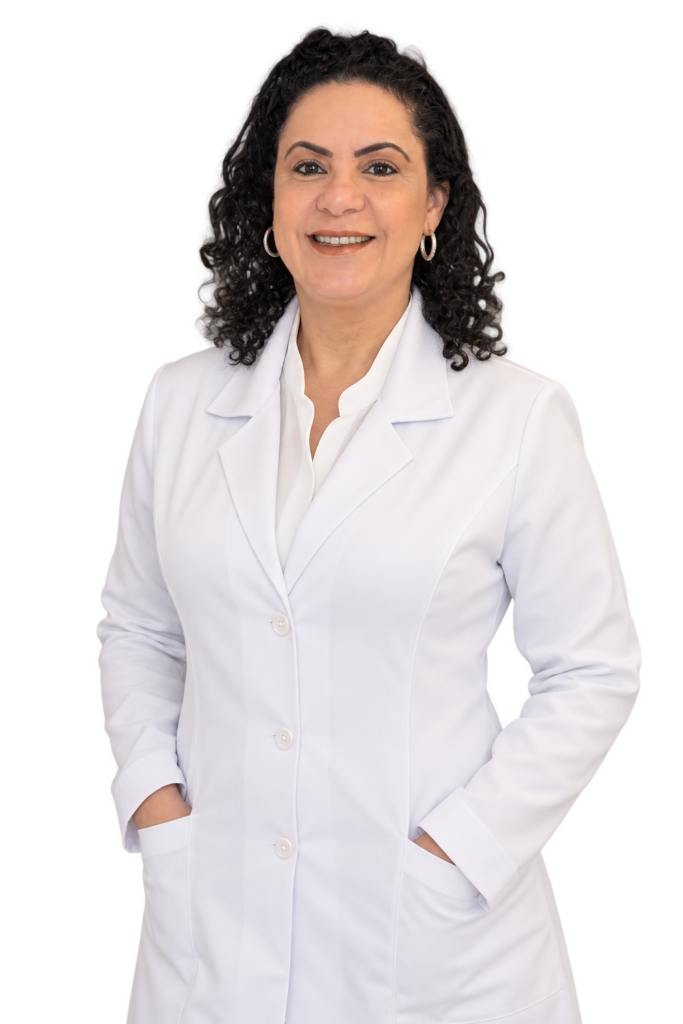 Dra. Denise Lopes em retrato com jaleco branco.